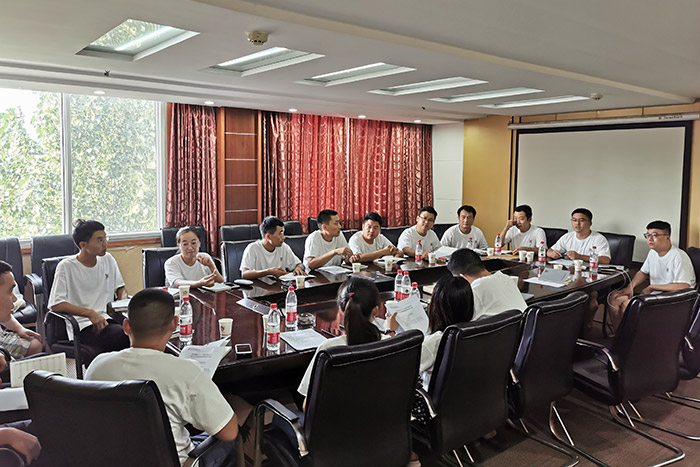 為提高公司凝聚力，安陽鼎諾貨架工廠特別為員工定制了團(tuán)建紀(jì)念禮物